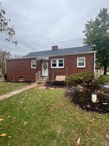 a view of a house with backyard and porch