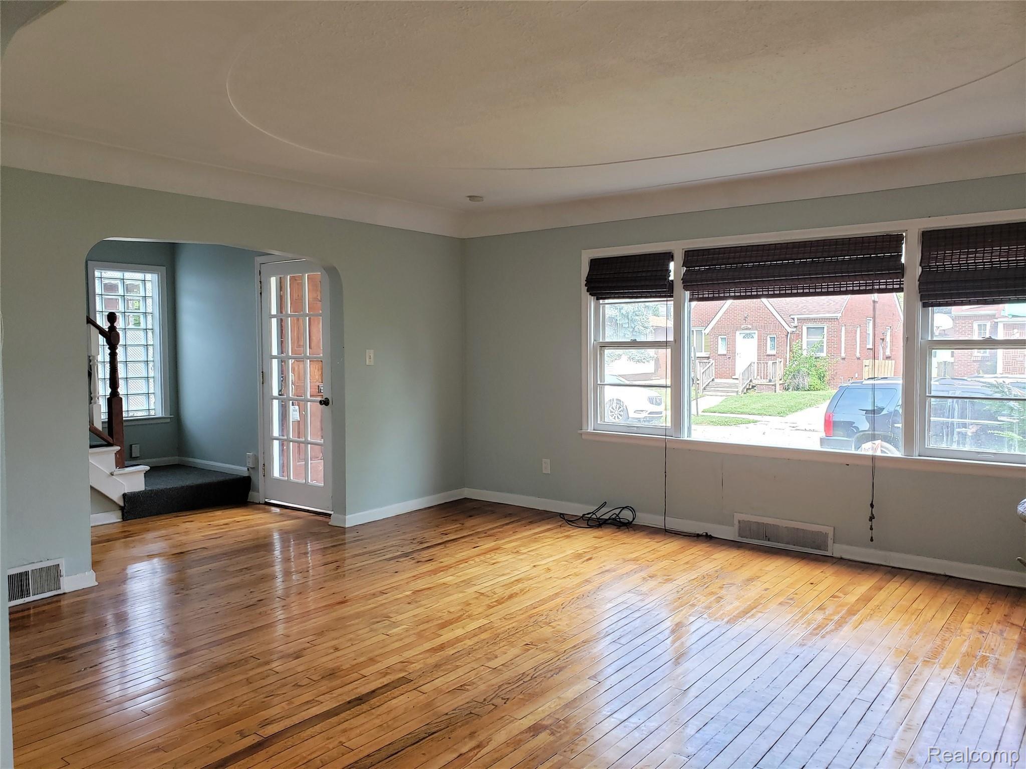 84 Chestnut Street River Rouge, MI 48218 - Photo 5 of 38 Living_01.jpg