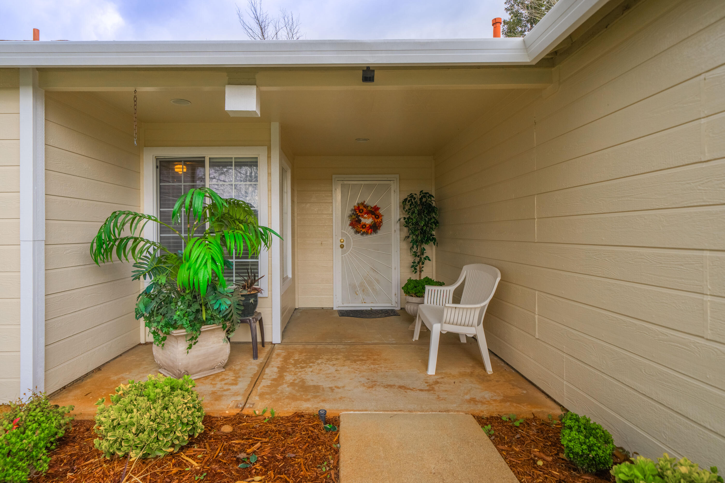 1959 Alexis Court Redding, CA 96002 - Photo 5 of 34 a view of a chair and table in back of the house