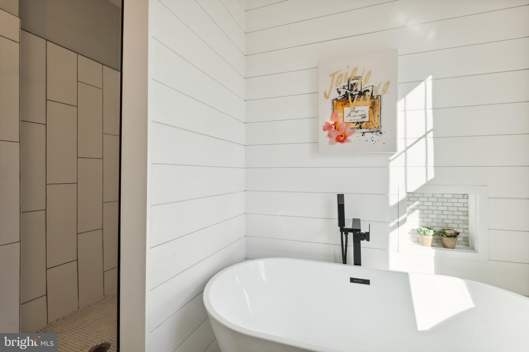222 Mallow Hill Road Baltimore, MD 21229 - Photo 29 of 47 Shared Hall Bathroom w/ Sep. Shower & Soaking Tub