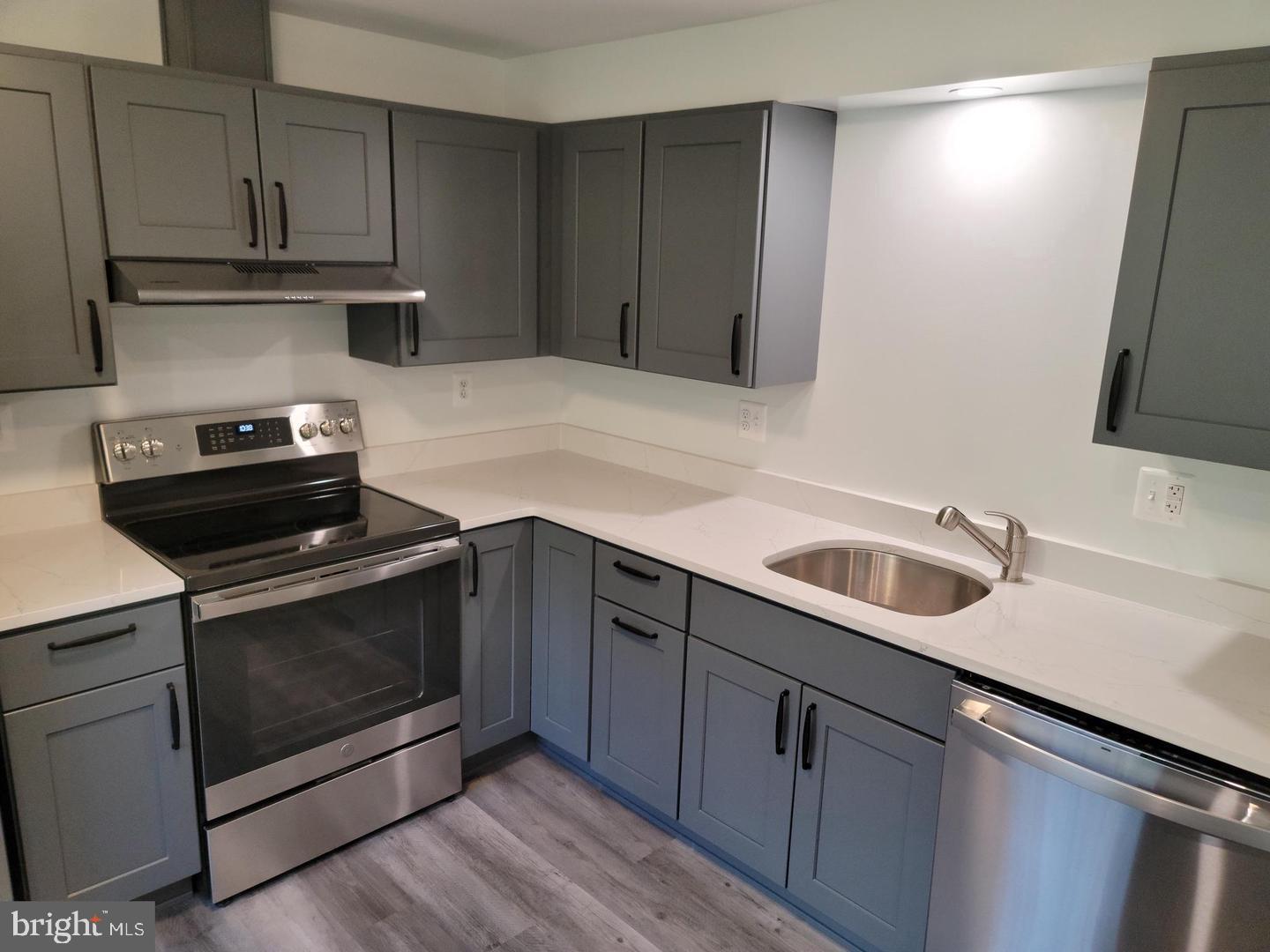 6220 Hillside Road Springfield, VA 22152 - Photo 8 of 23 Stainless steel appliances