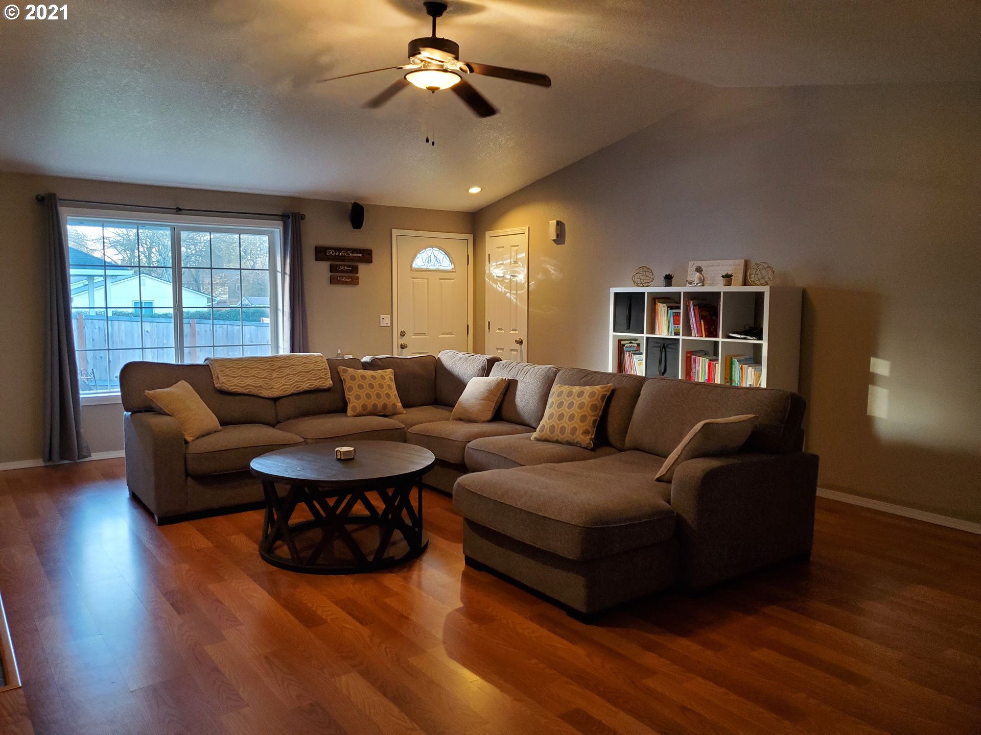532 North Knights Bridge Road Canby, OR 97013 - Photo 3 of 25 Living Room