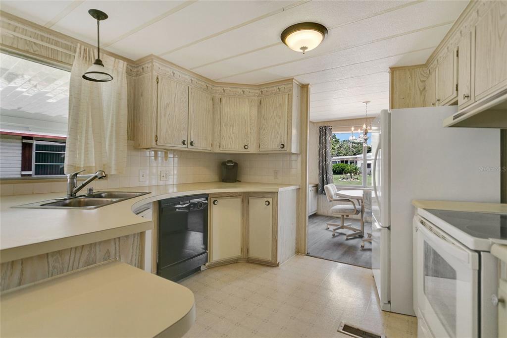 1207 Apache Circle Tavares, FL 32778 - Photo 9 of 33