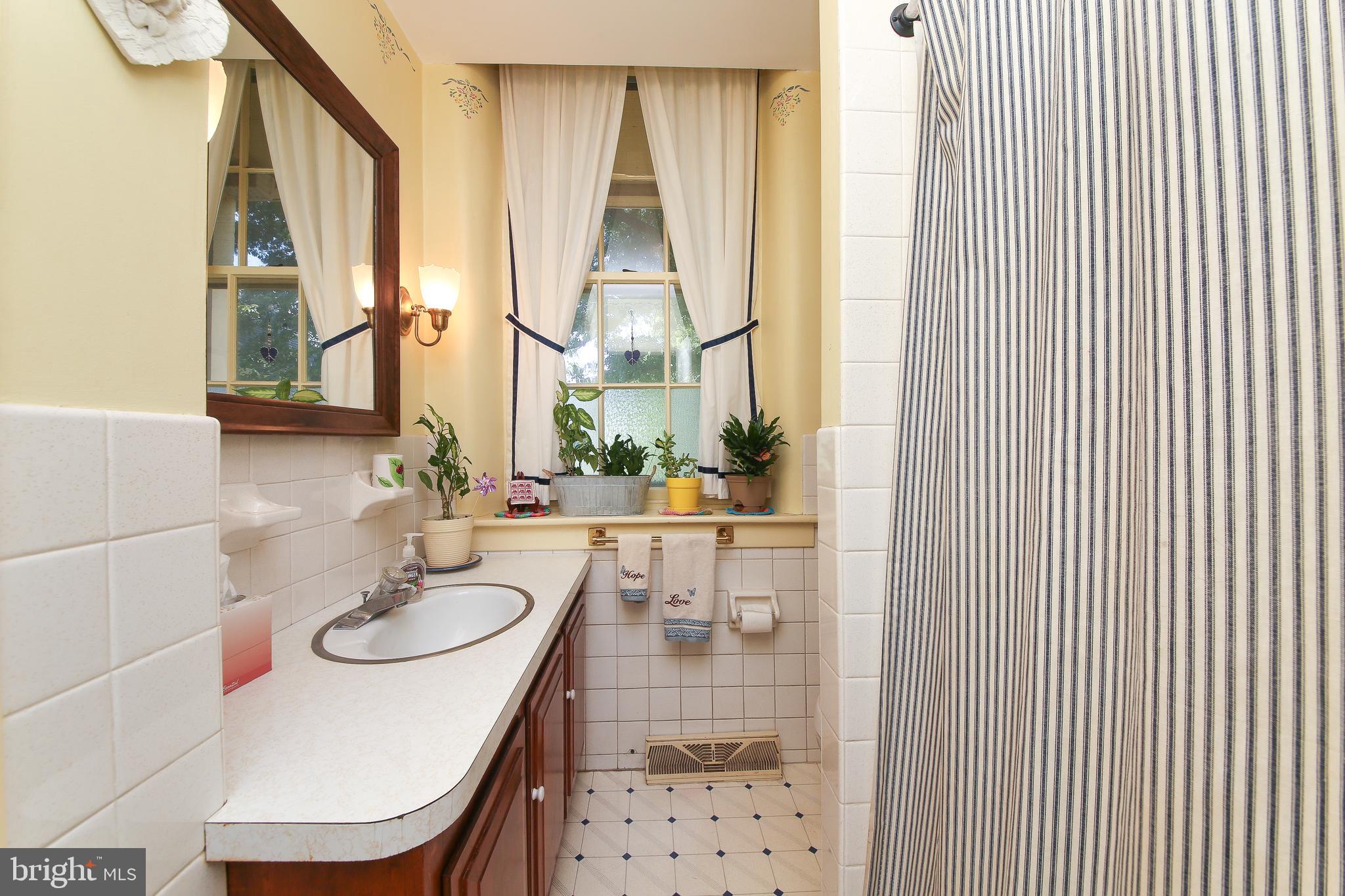 628 Cowpath Road Telford, PA 18969 - Photo 11 of 51 First Floor 2nd Bathroom