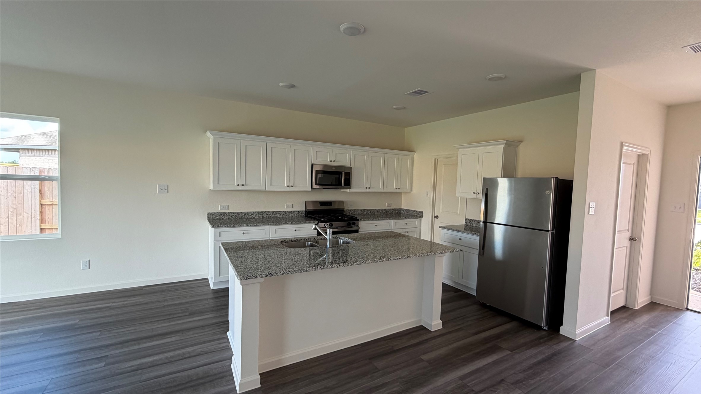 3103 Diamond Vw Lane Angleton, TX 77515 - Photo 2 of 17