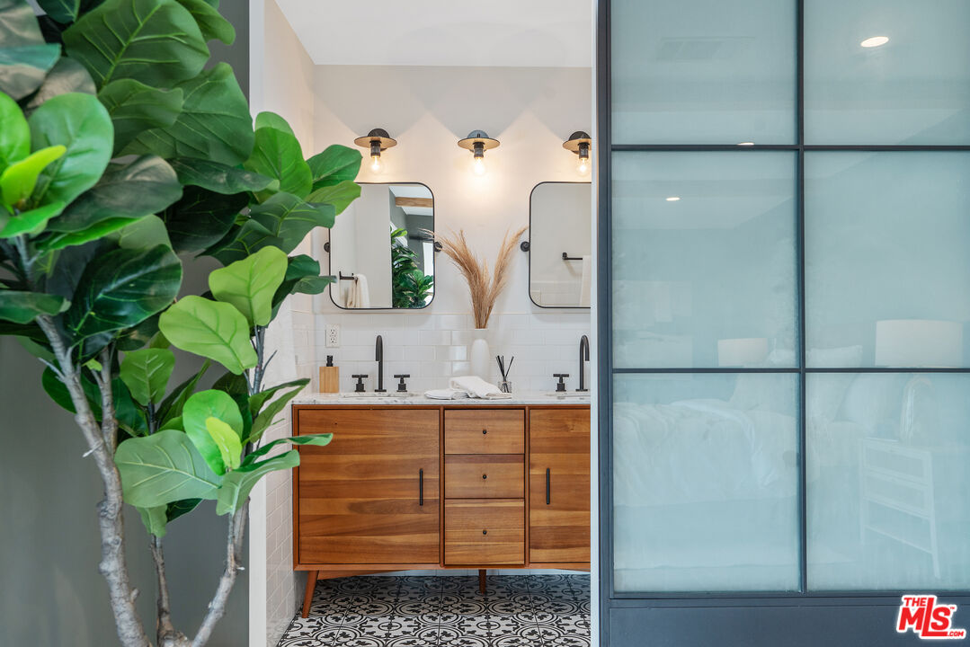 1645 South Sierra Bonita Avenue Los Angeles, CA 90019 - Photo 35 of 62