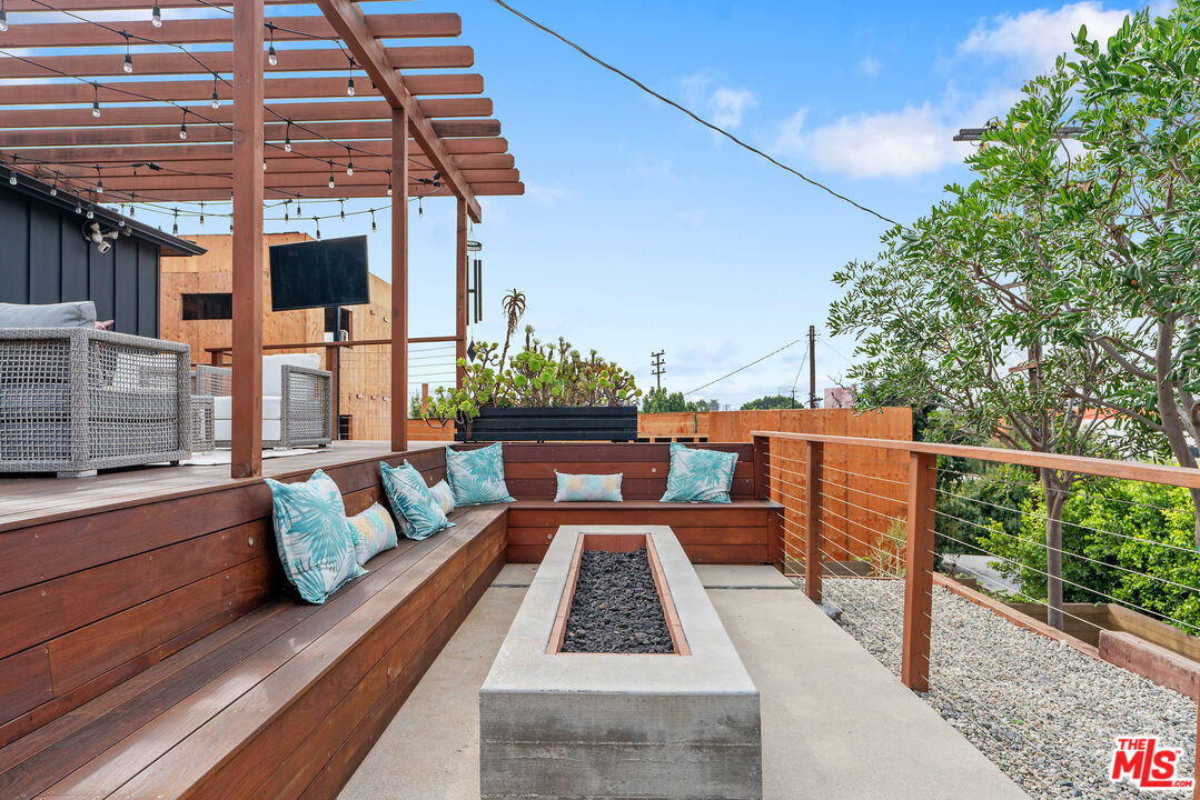 1645 South Sierra Bonita Avenue Los Angeles, CA 90019 - Photo 52 of 62 a view of sitting area with furniture