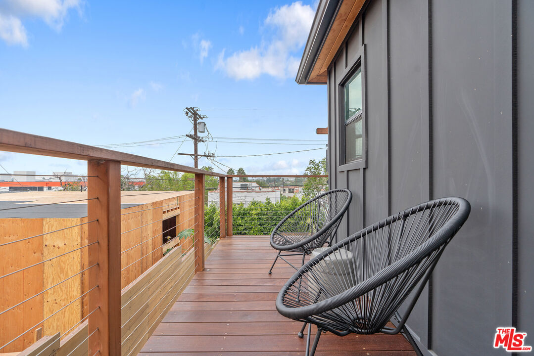 1645 South Sierra Bonita Avenue Los Angeles, CA 90019 - Photo 56 of 62 a view of an entryway
