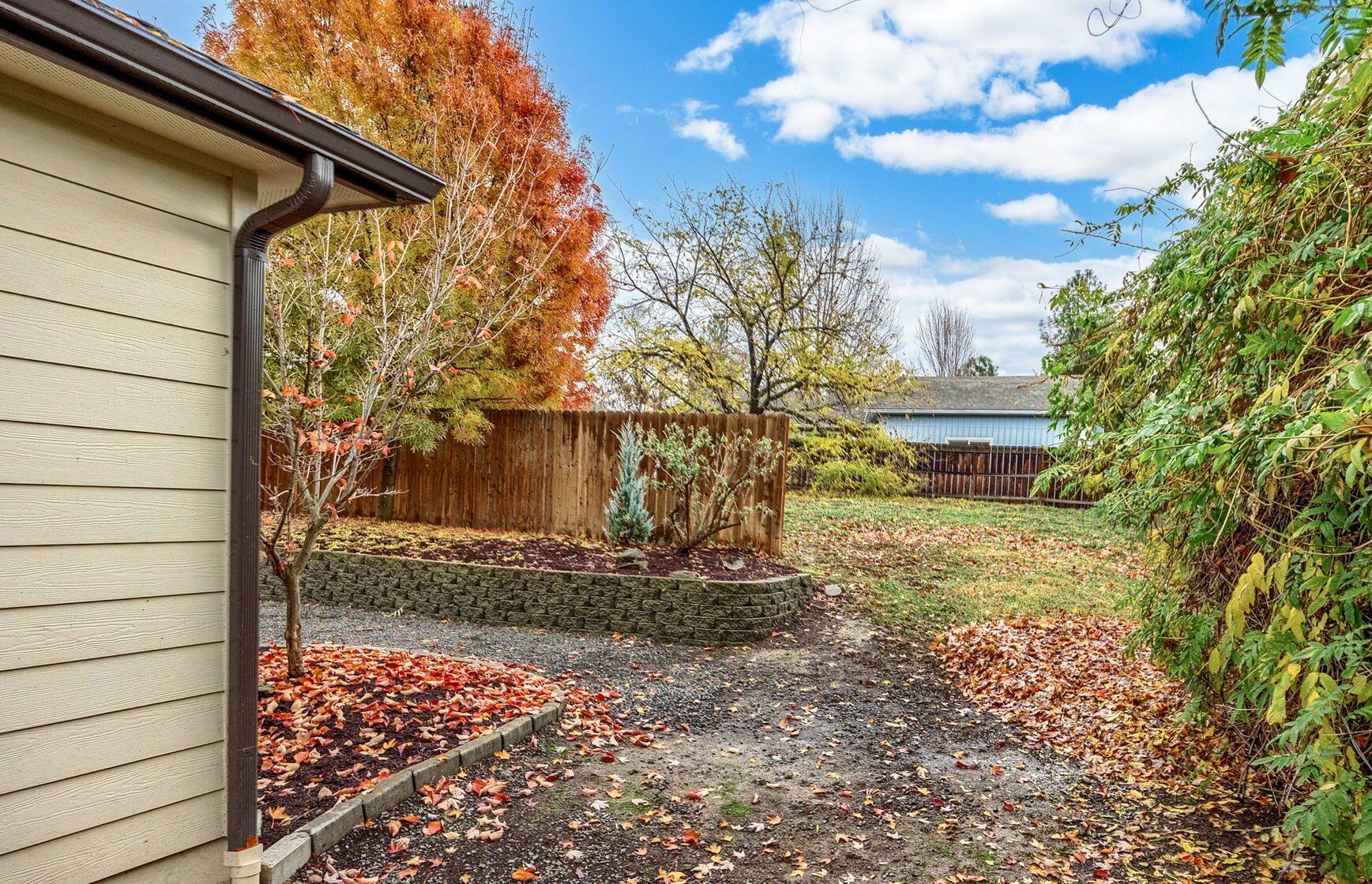 2244 Spring Street Medford, OR 97504 - Photo 7 of 43 7-Sideyard