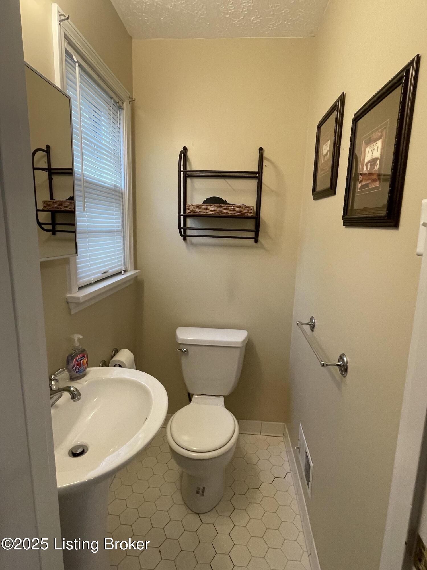 3405 Eva Road Louisville, KY 40216 - Photo 15 of 32 Primary bathroom