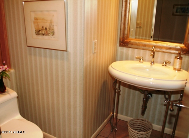 18630 East Vía Hermosa Rio Verde, AZ 85263 - Photo 19 of 24 Guest Bathroom
