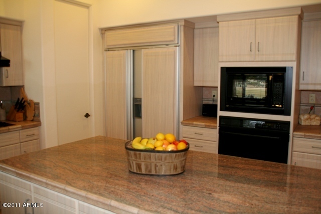 18630 East Vía Hermosa Rio Verde, AZ 85263 - Photo 7 of 24 Kitchen