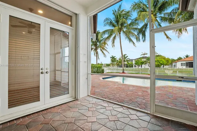 a view of a backyard