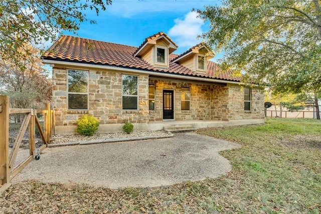 $2,100 | 118 North Buckhorn Drive, Bastrop, TX 78602