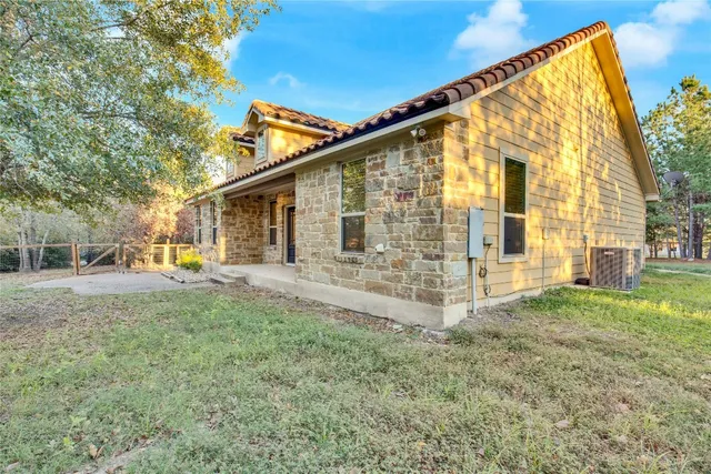 $2,100 | 118 North Buckhorn Drive, Bastrop, TX 78602