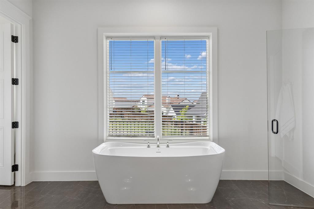 13636 Cline Ridge Road Fort Worth, TX 76008 - Photo 18 of 40 Large soaking tub