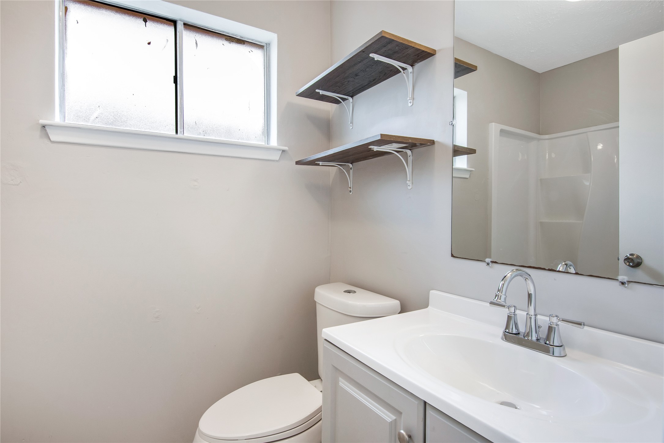 11710 Old Telegraph Road Houston, TX 77067 - Photo 15 of 24 Secondary bathroom