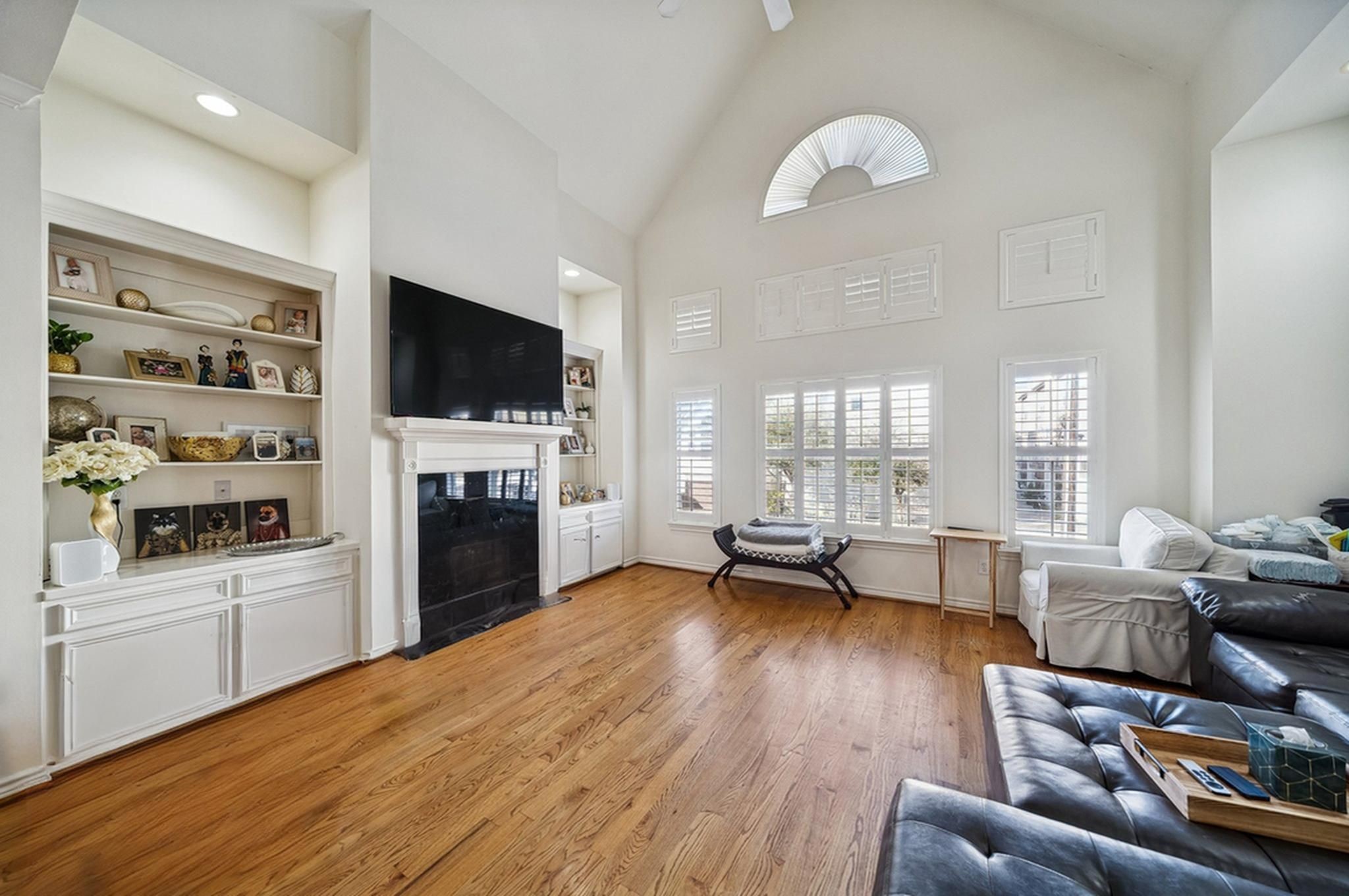 5531 Cornish Street Houston, TX 77007 - Photo 12 of 32 a living room with furniture fireplace and flat screen tv