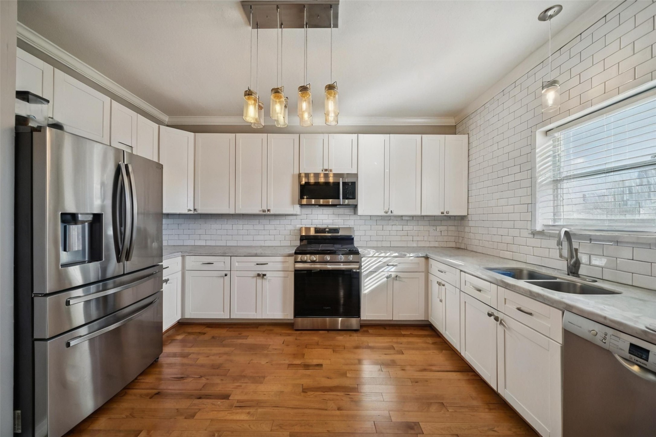 5531 Cornish Street Houston, TX 77007 - Photo 14 of 32 a kitchen with stainless steel appliances granite countertop a sink stove and refrigerator