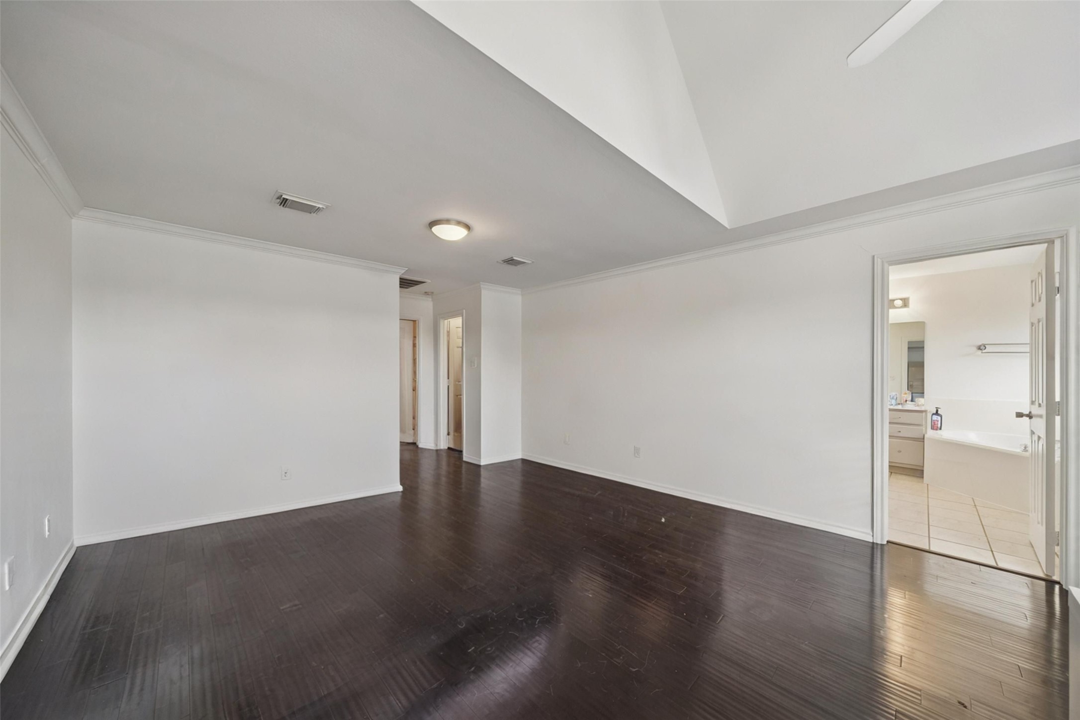 5531 Cornish Street Houston, TX 77007 - Photo 20 of 32 a view of an empty room with wooden floor