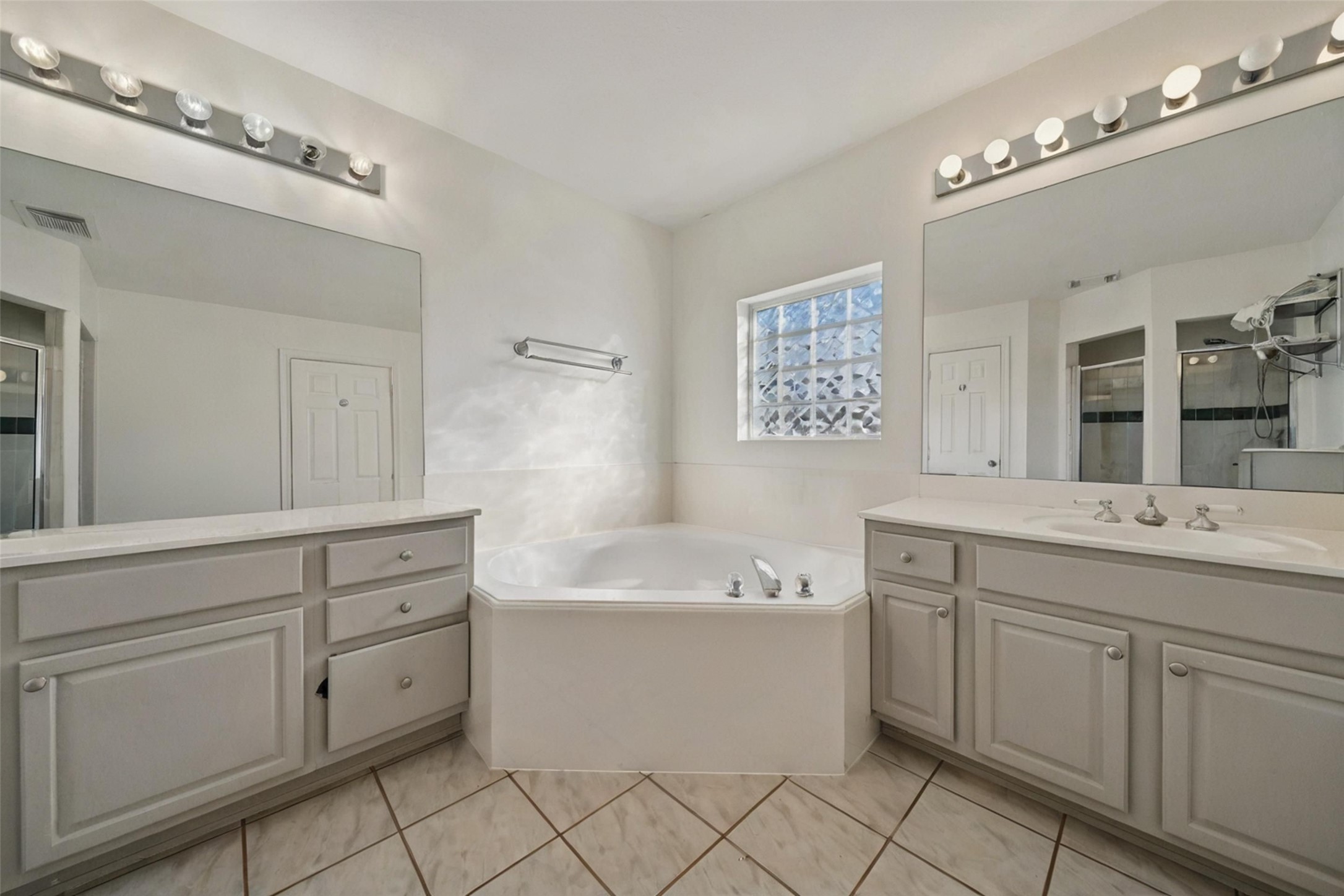 5531 Cornish Street Houston, TX 77007 - Photo 21 of 32 a spacious bathroom with a double vanity sink mirror and bathtub