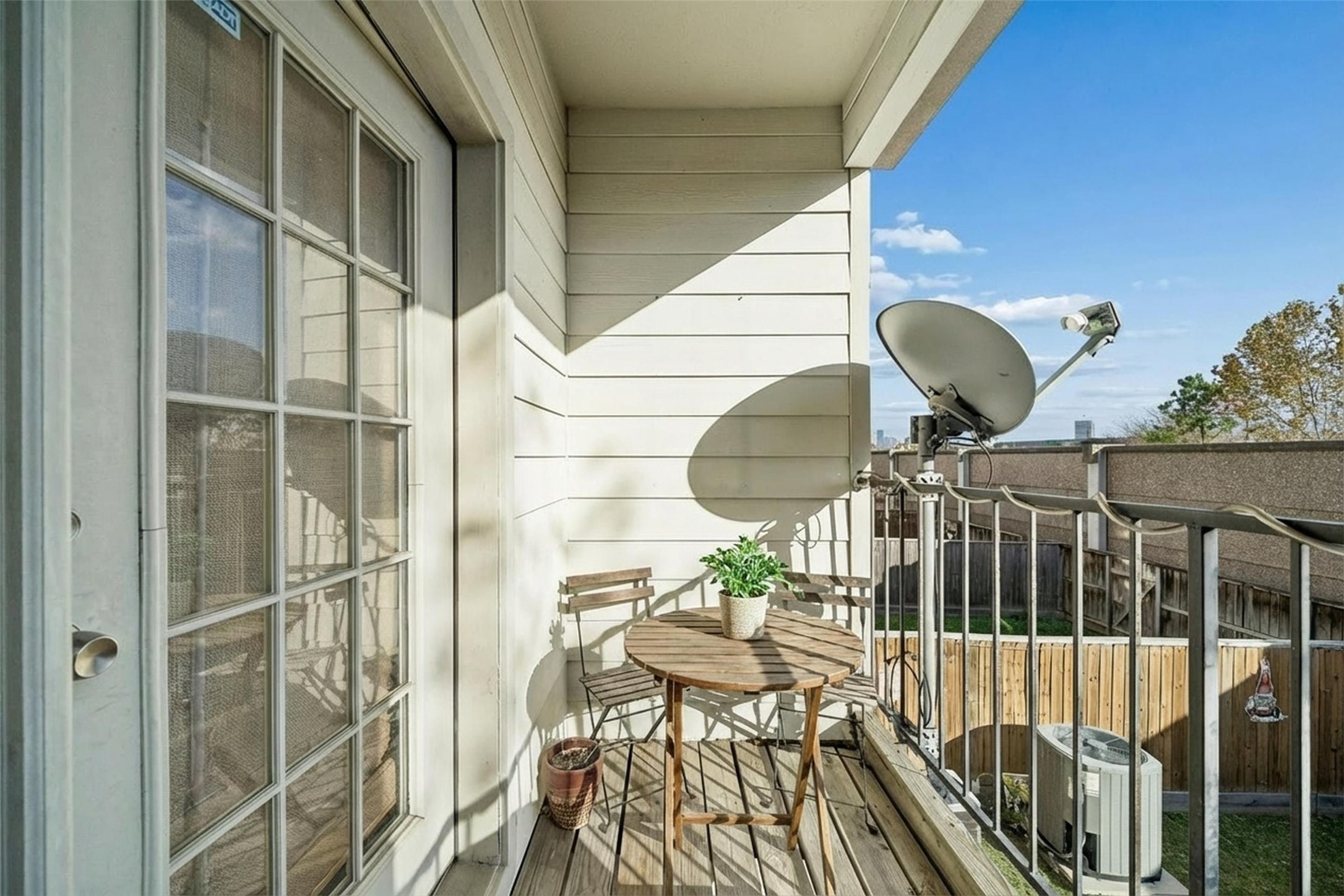 5531 Cornish Street Houston, TX 77007 - Photo 28 of 32 a view of balcony with wooden floor