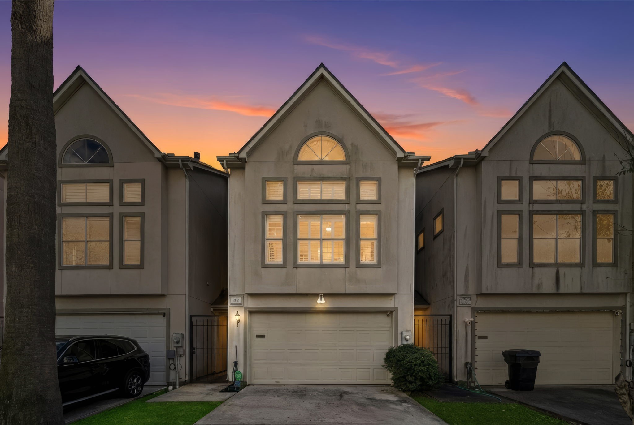 5531 Cornish Street Houston, TX 77007 - Photo 3 of 32 a front view of a house with a yard
