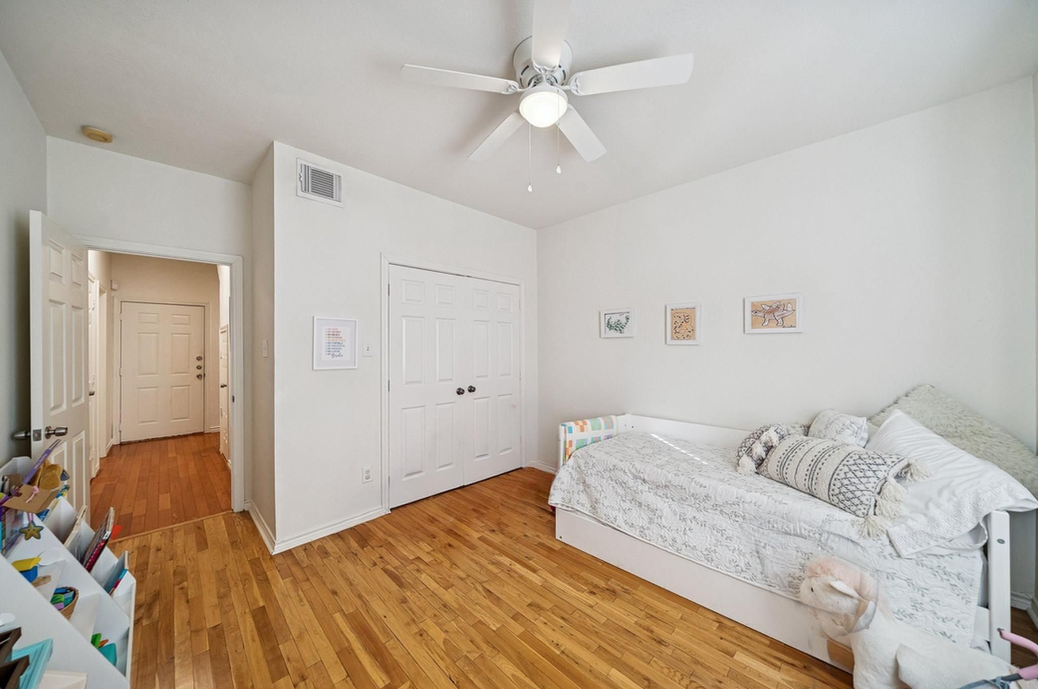 5531 Cornish Street Houston, TX 77007 - Photo 4 of 32 a spacious bedroom with a bed and a chandelier