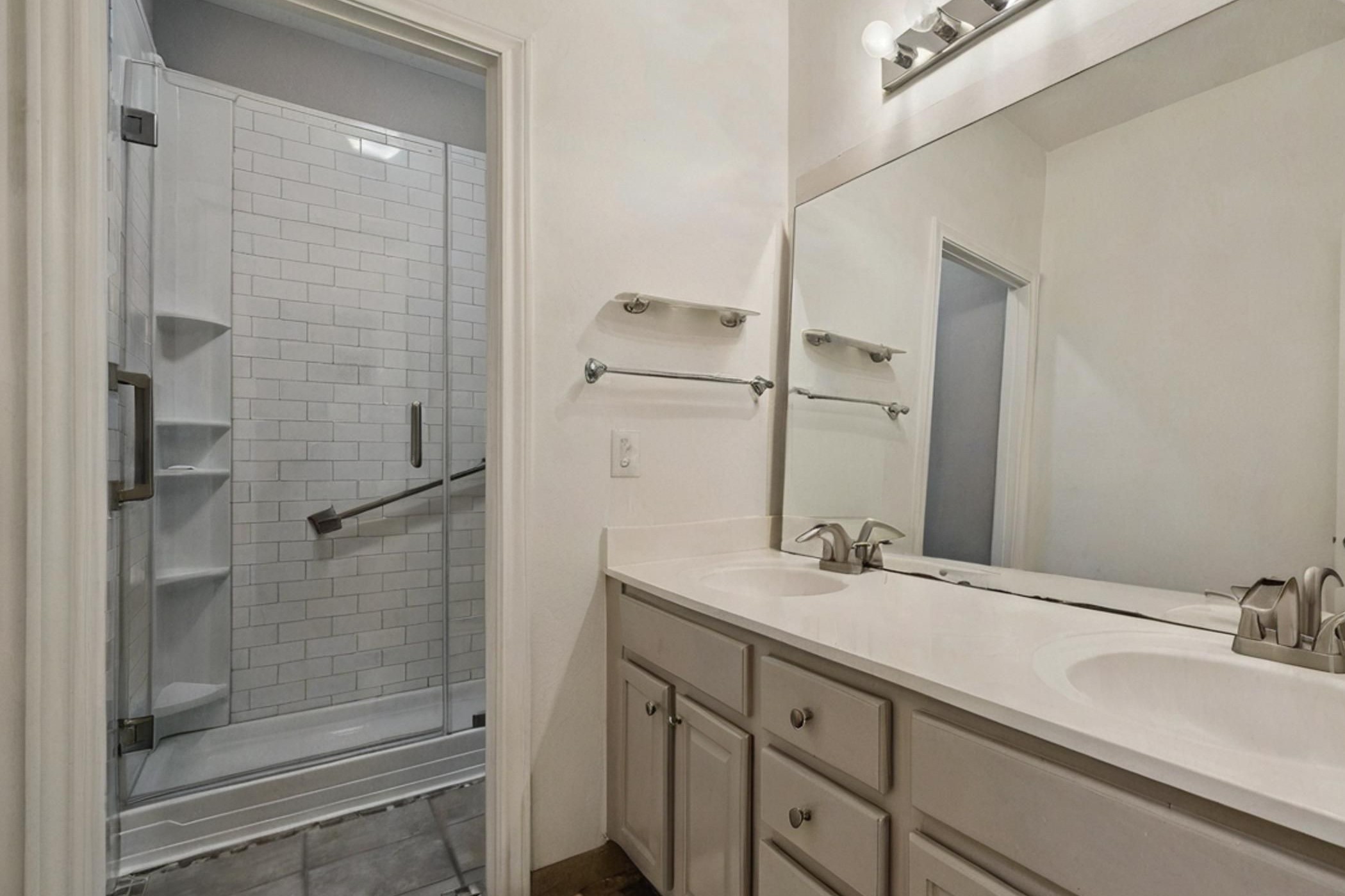 5531 Cornish Street Houston, TX 77007 - Photo 6 of 32 a bathroom with a sink and a mirror