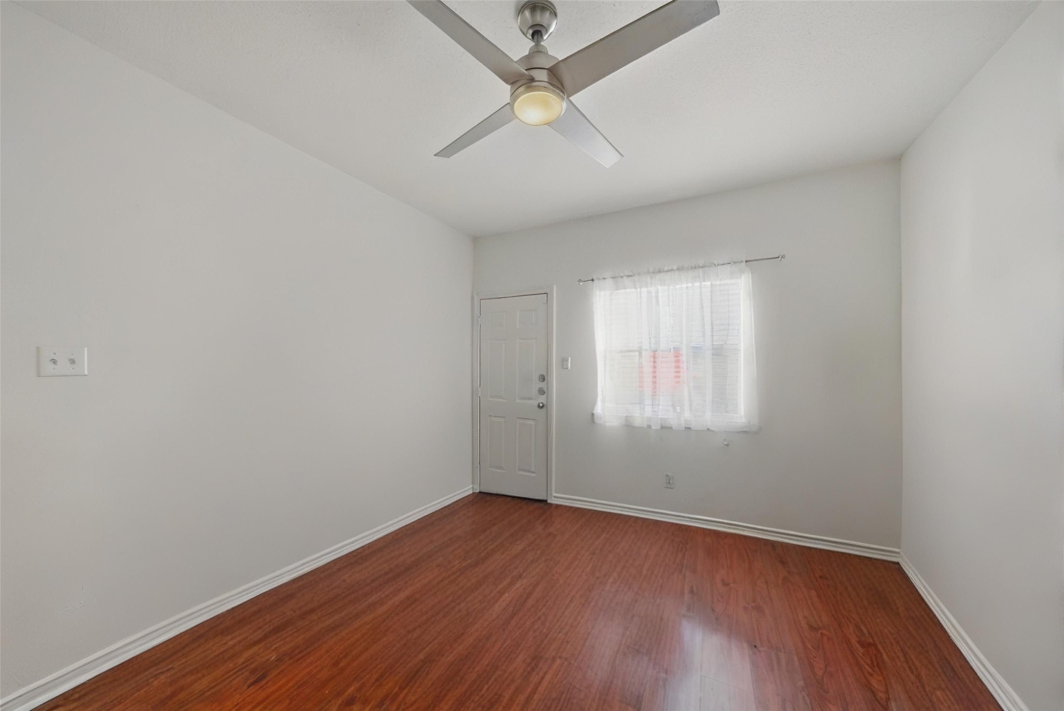 5531 Cornish Street Houston, TX 77007 - Photo 8 of 32 an empty room with a hardwood and ceiling fan