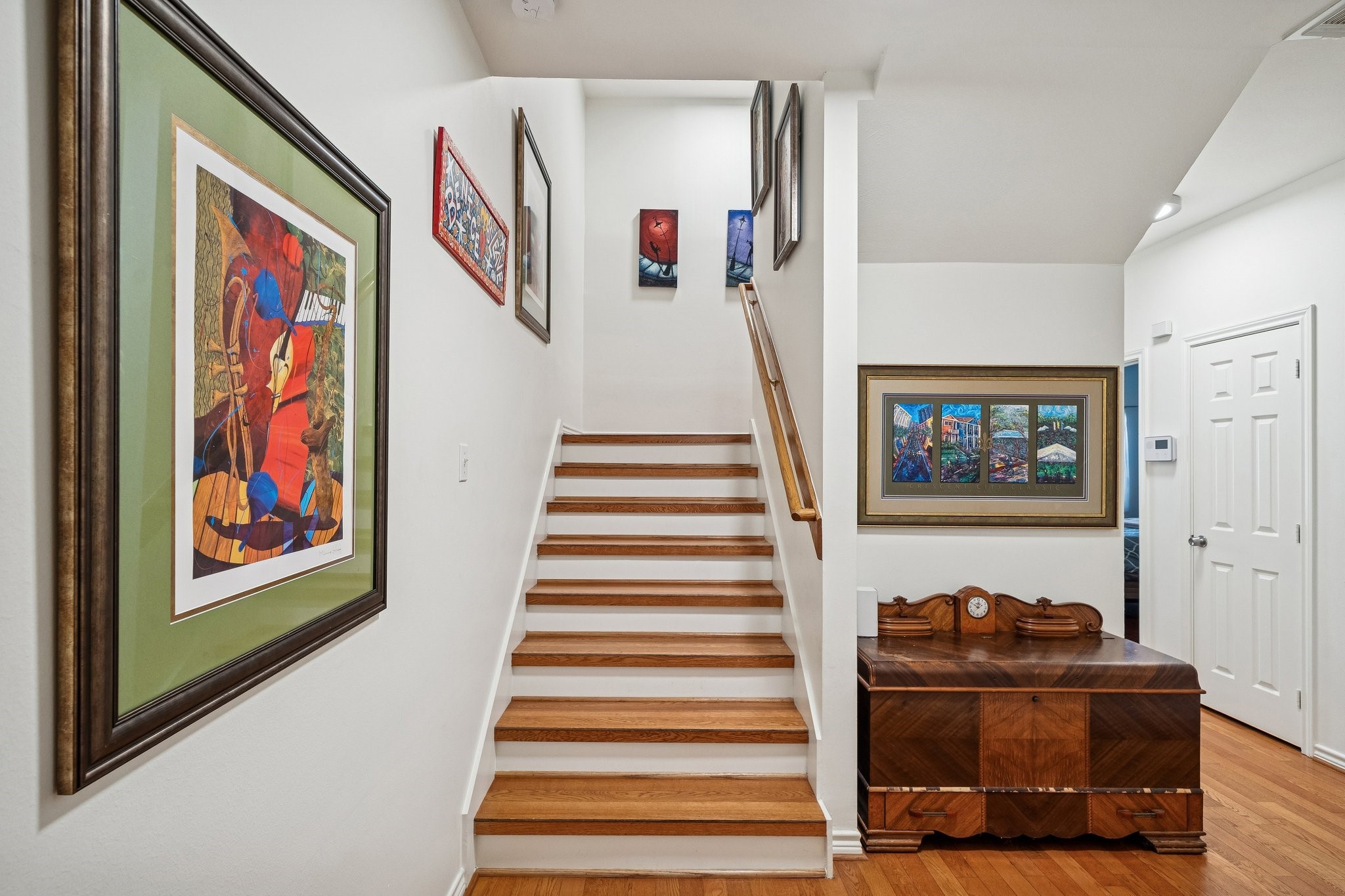 5531 Cornish Street Houston, TX 77007 - Photo 9 of 32 a living room with furniture and a painting