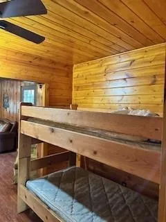 a bathroom that has a toilet in it