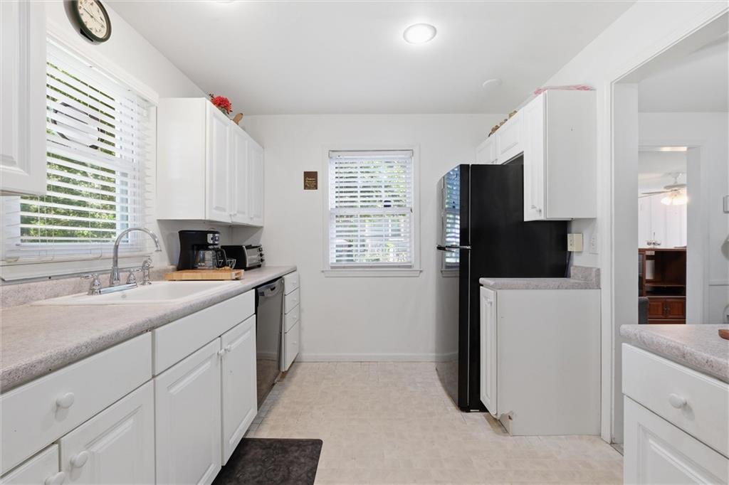 8408 Riley Street Overland Park, KS 66212 - Photo 9 of 27