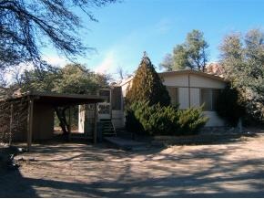 a view of a house with yard and plants