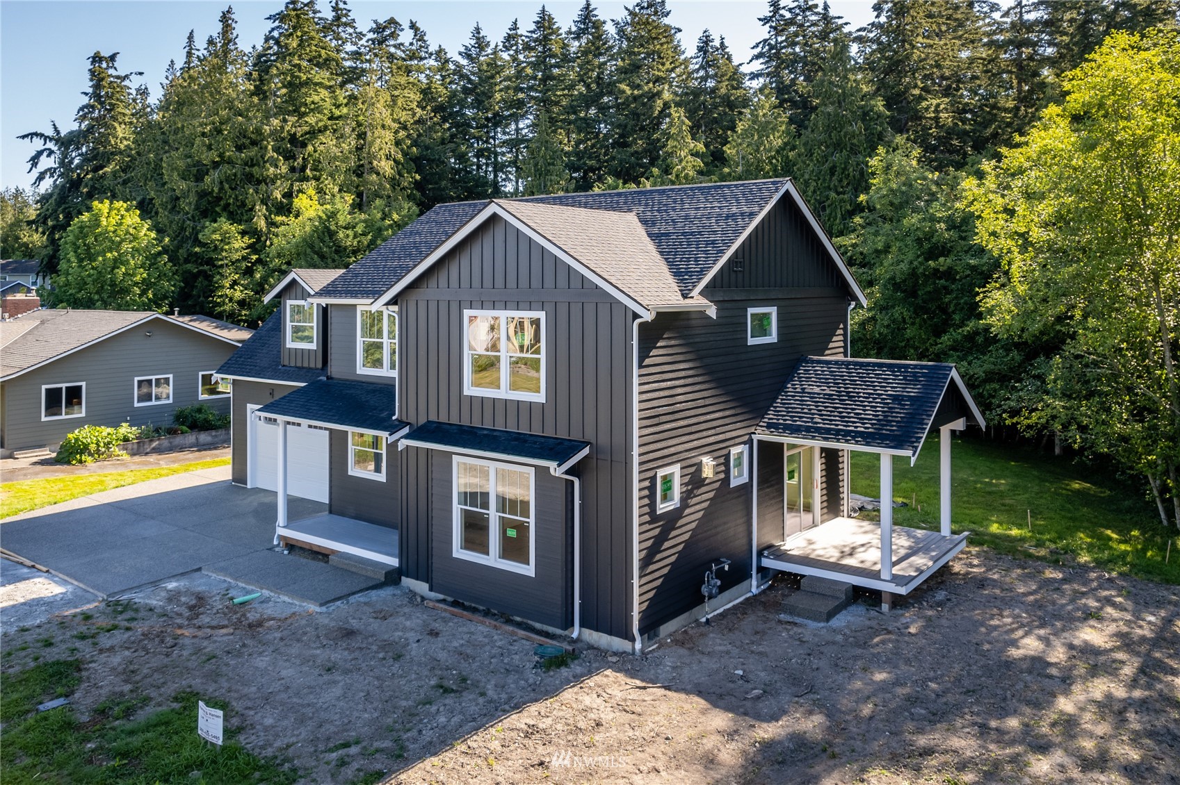 2284 South 19th Street Mount Vernon, WA 98274 - Photo 2 of 29 a front view of a house with yard and green space
