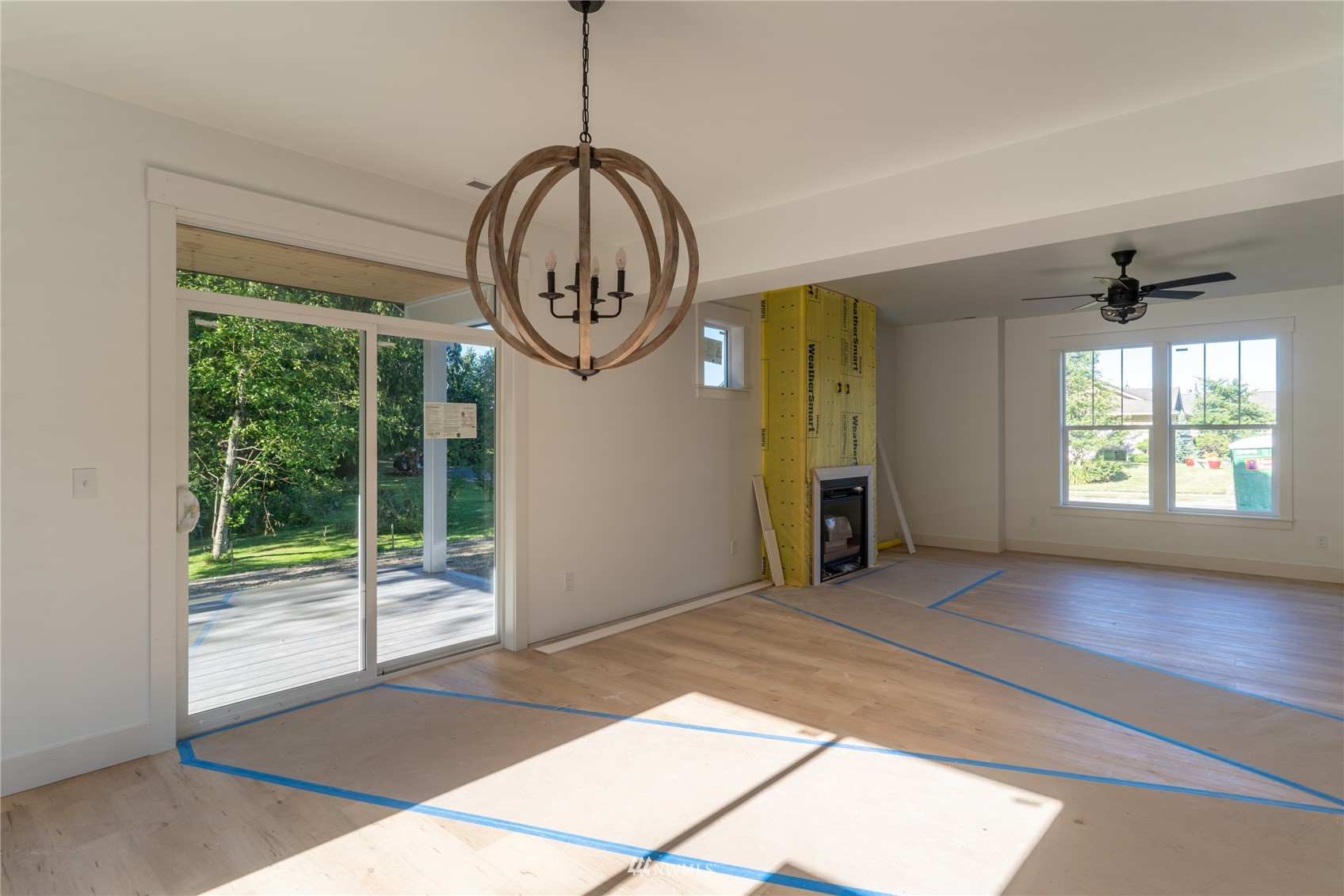 2284 South 19th Street Mount Vernon, WA 98274 - Photo 21 of 29 a very nice looking room with a large window and chandelier