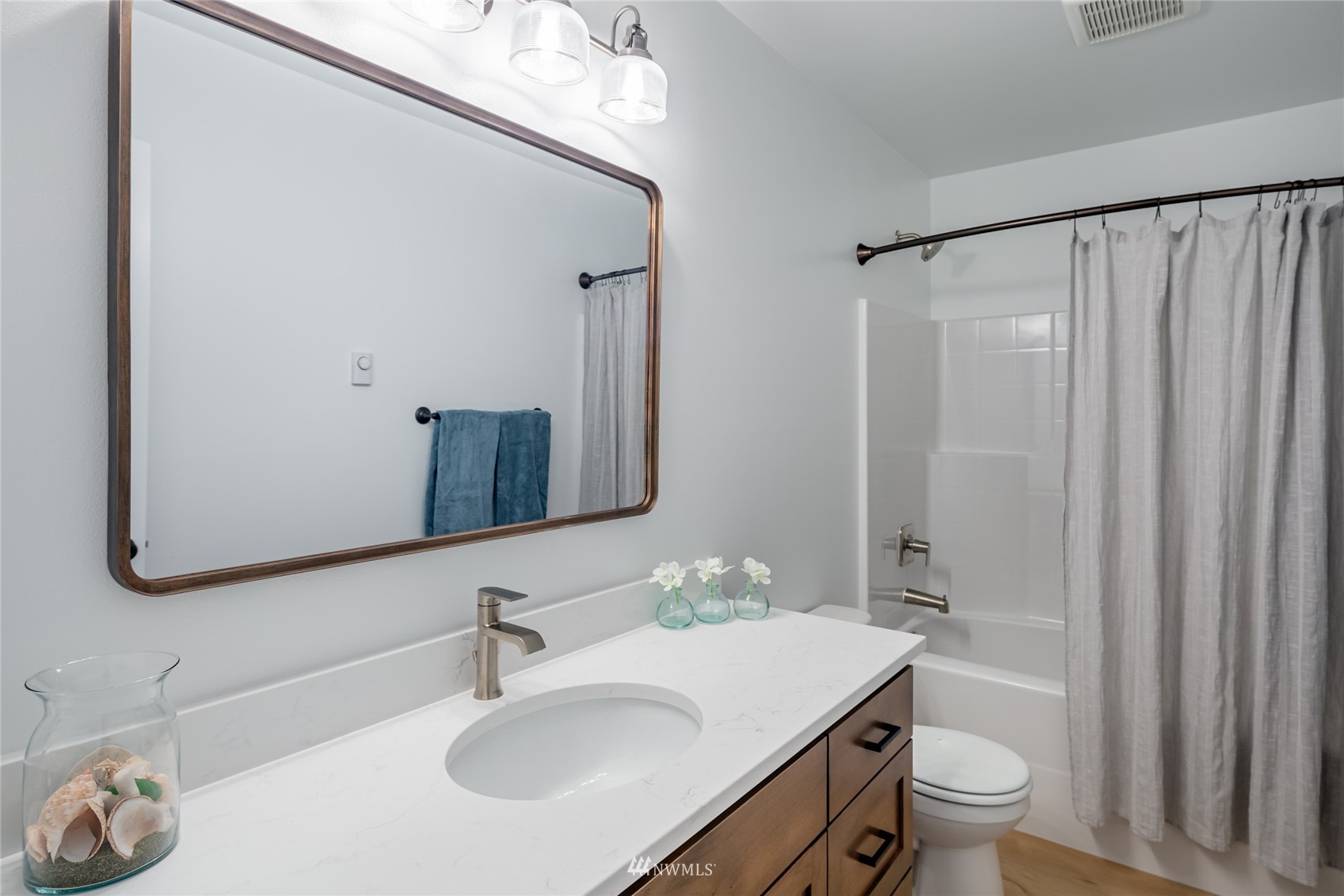 2284 South 19th Street Mount Vernon, WA 98274 - Photo 25 of 29 a bathroom with a sink toilet and shower