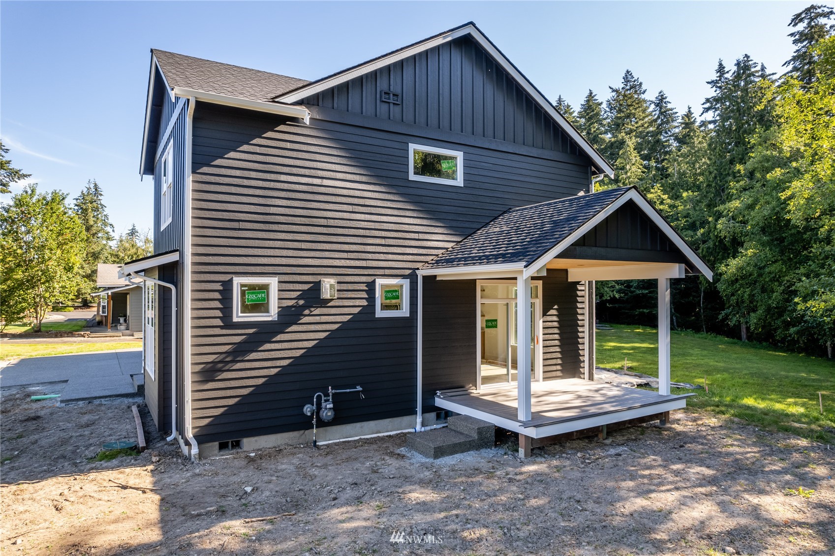 2284 South 19th Street Mount Vernon, WA 98274 - Photo 3 of 29 a front view of a house with garden