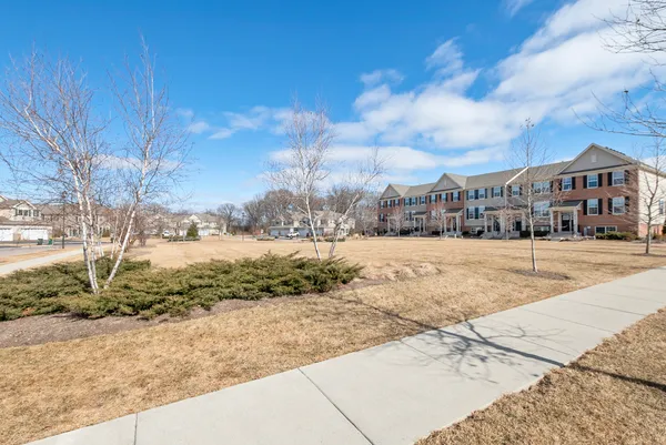 $2,700 | 2045 Stuttle Road, Batavia, IL 60510