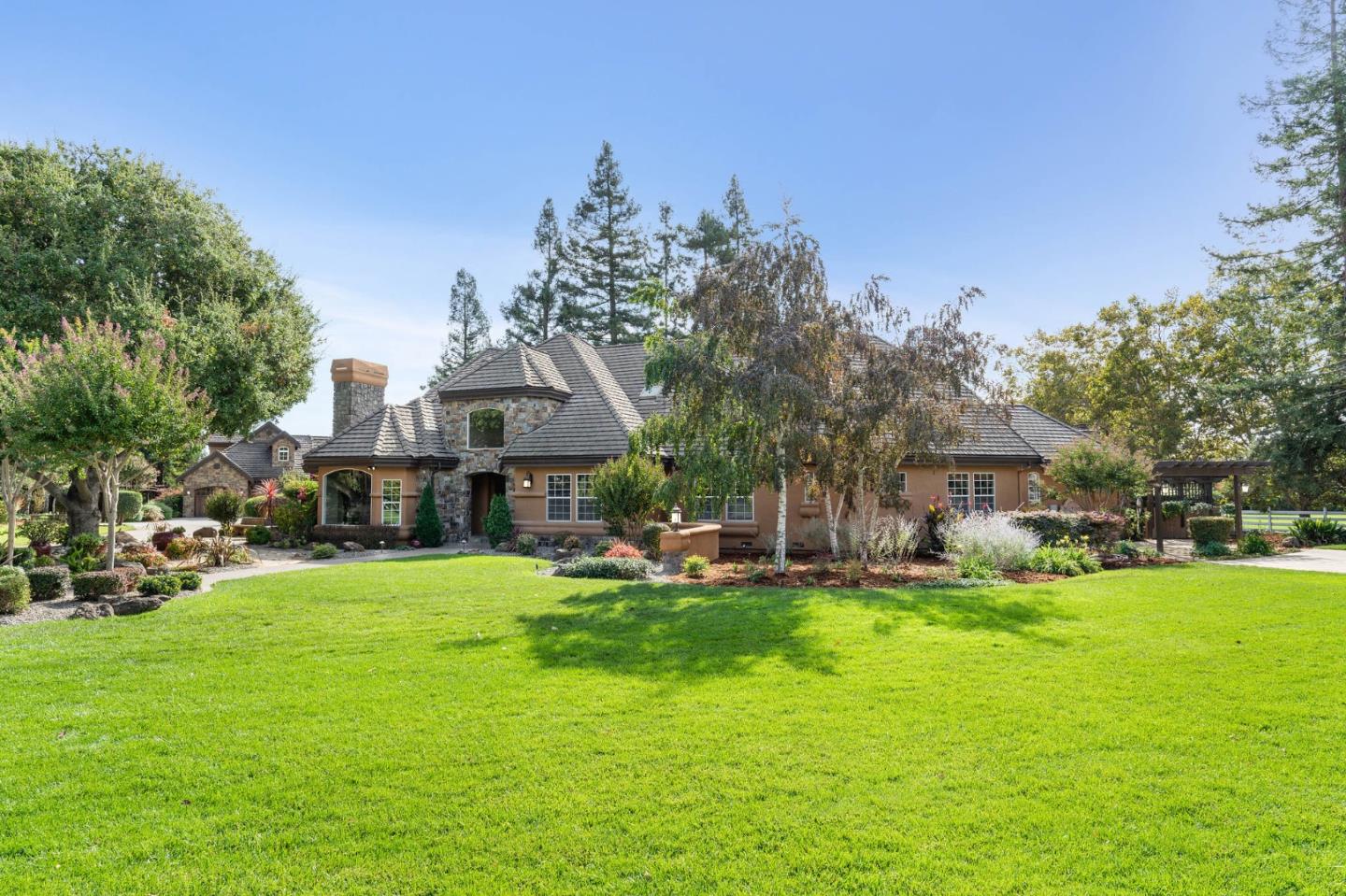 2395 Ric Drive Gilroy, CA 95020 - Photo 4 of 100