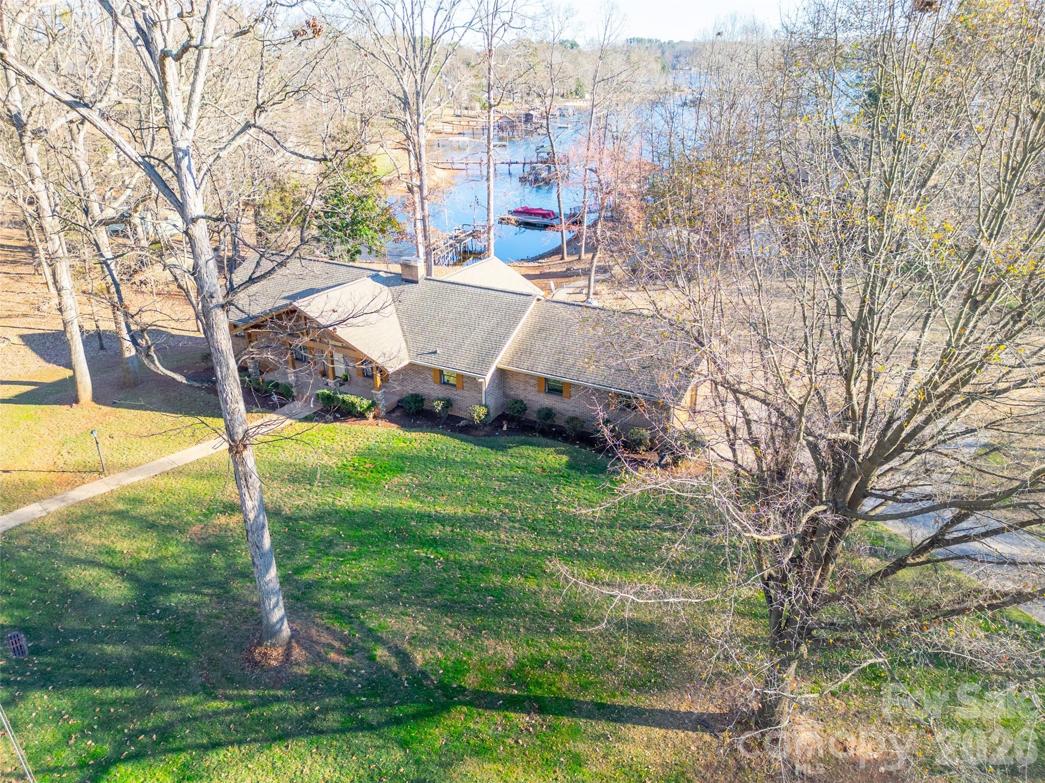 a view of yard with green space