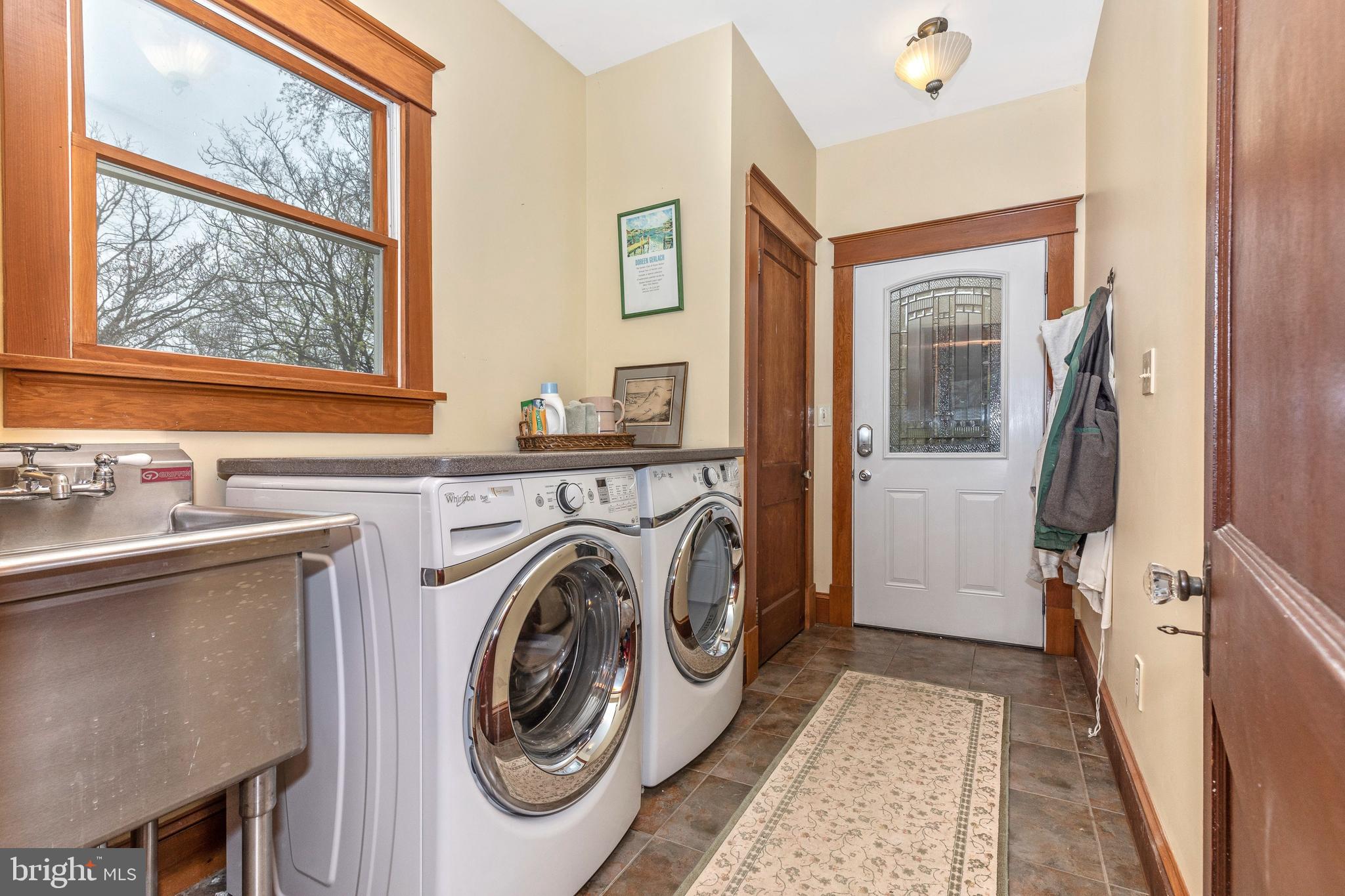 10029 Kelly Road Frederick, MD 21701 - Photo 22 of 52 Main level mud room with washer and dryer.