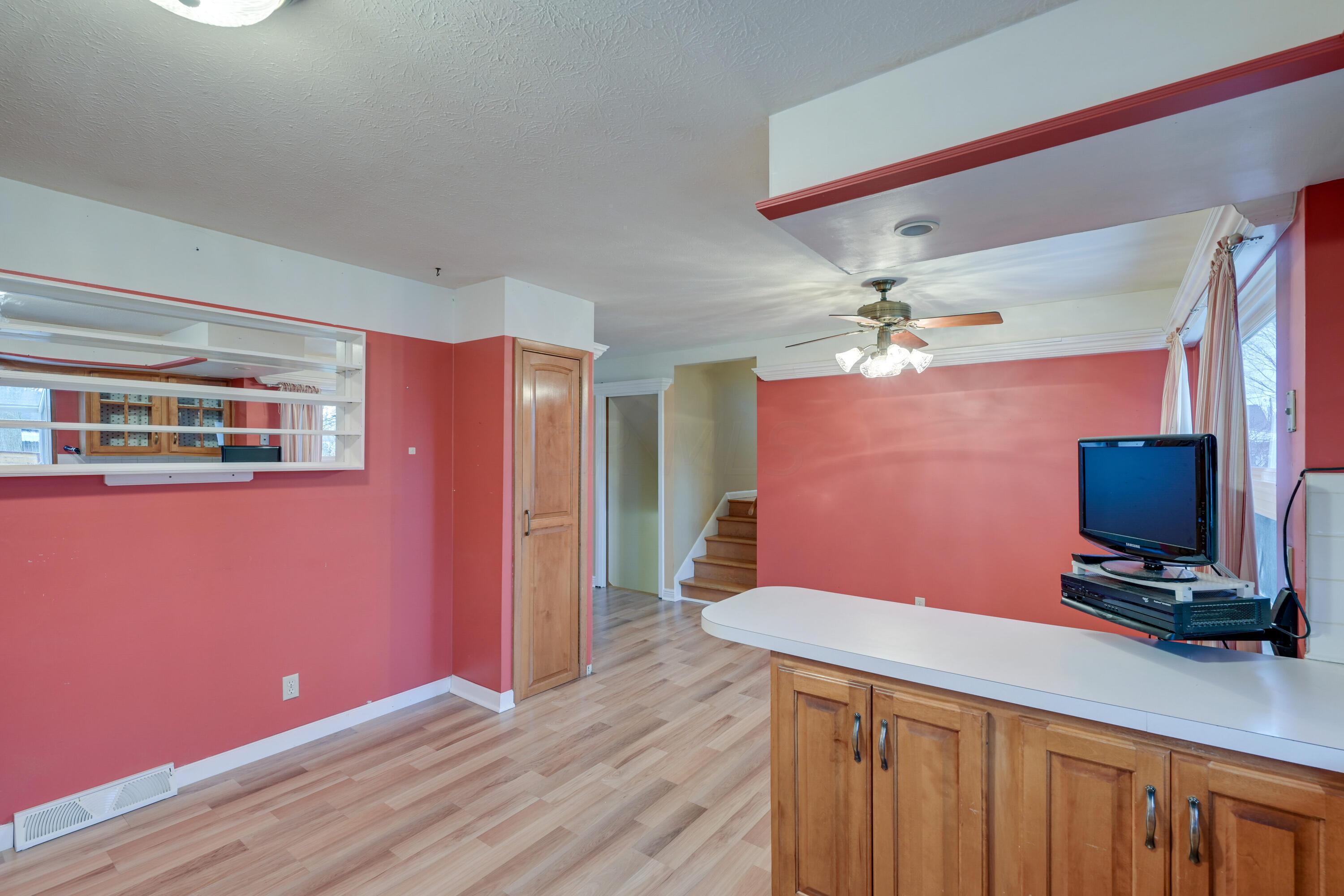 5516 Driftwood Road Columbus, OH 43229 - Photo 11 of 35 Kitchen