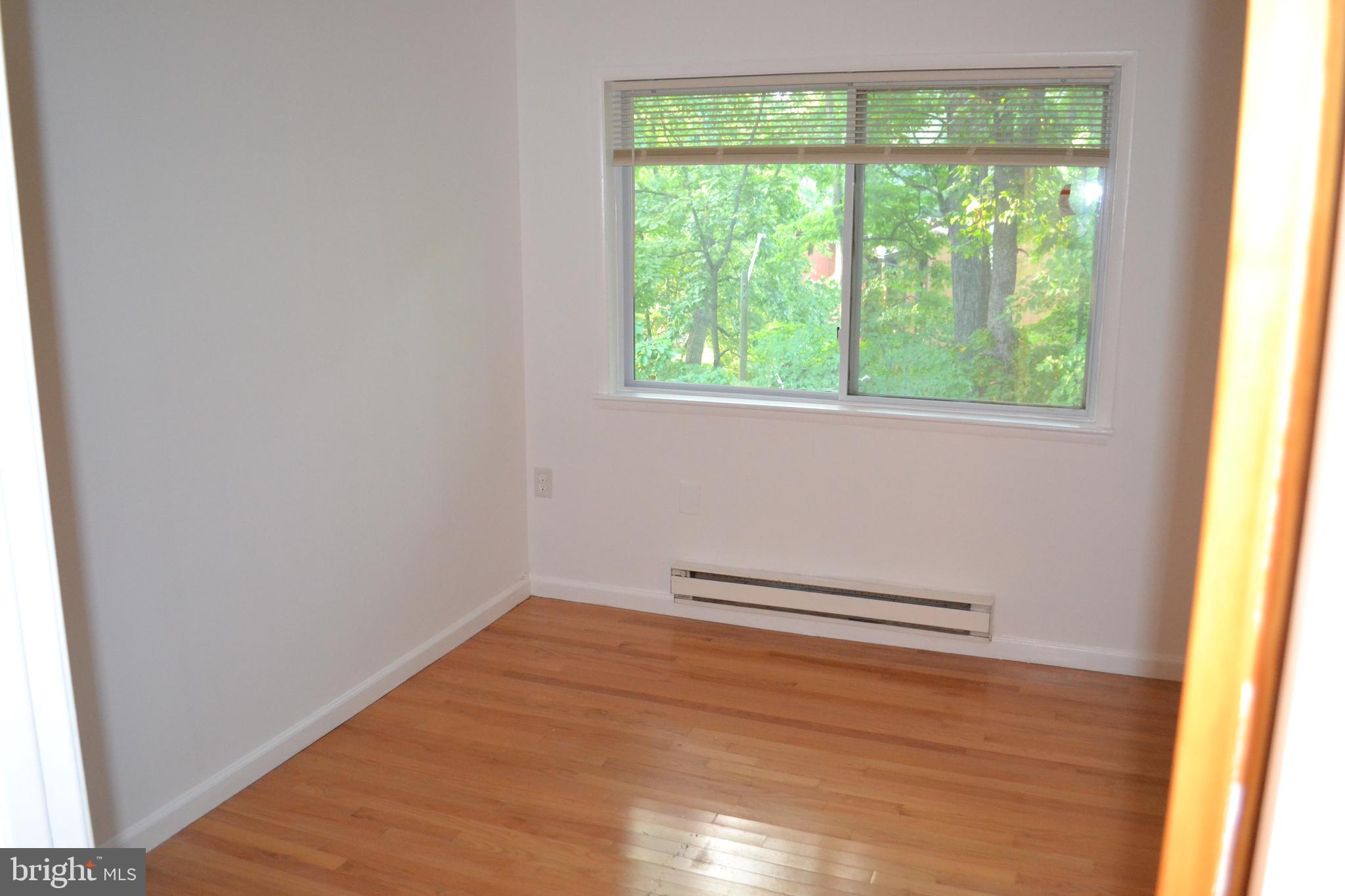 2295 Emerald Heights Court Reston, VA 20191 - Photo 8 of 26 Living Room