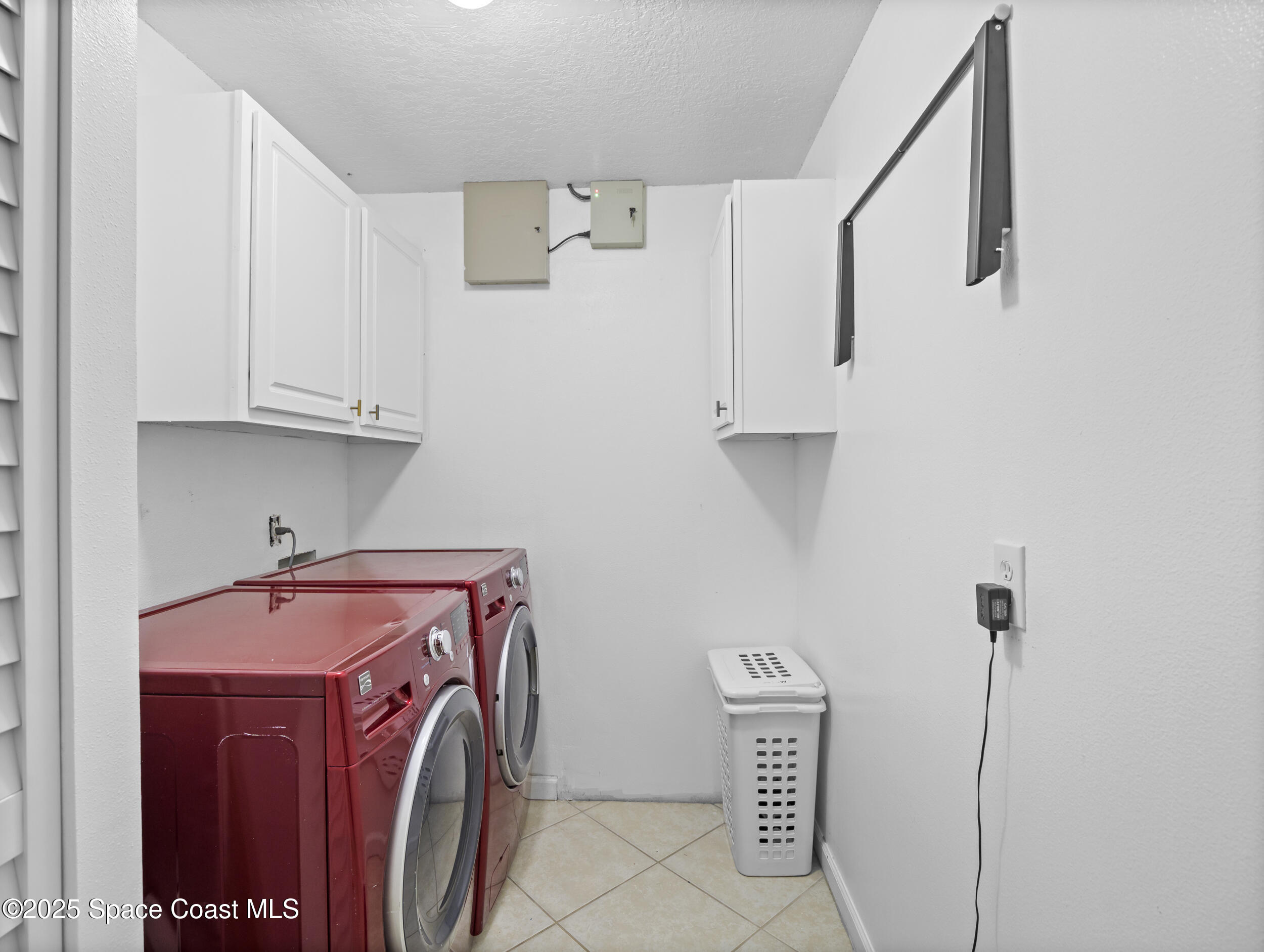 860 Tupelo Road Southwest Palm Bay, FL 32908 - Photo 16 of 26 a utility room with dryer and washer