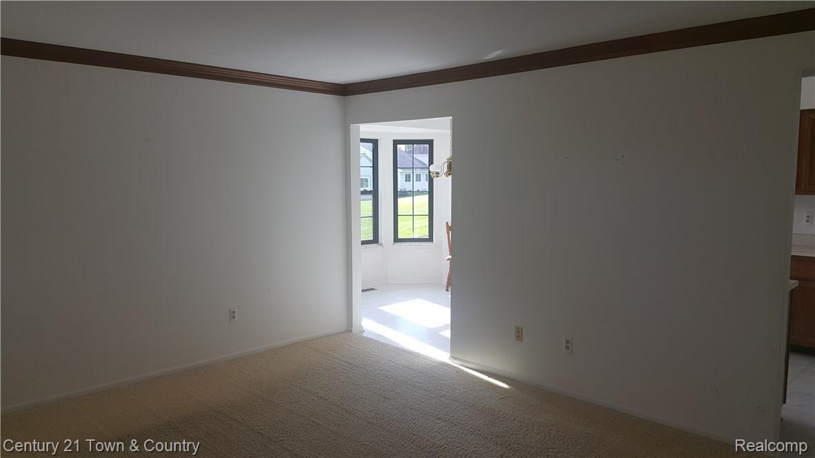 340 Meadow Bridge Drive Rochester, MI 48307 - Photo 7 of 26 Living Room