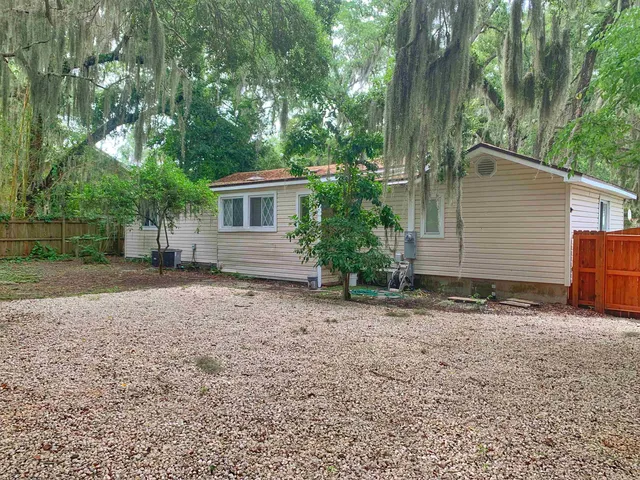 a view of a backyard