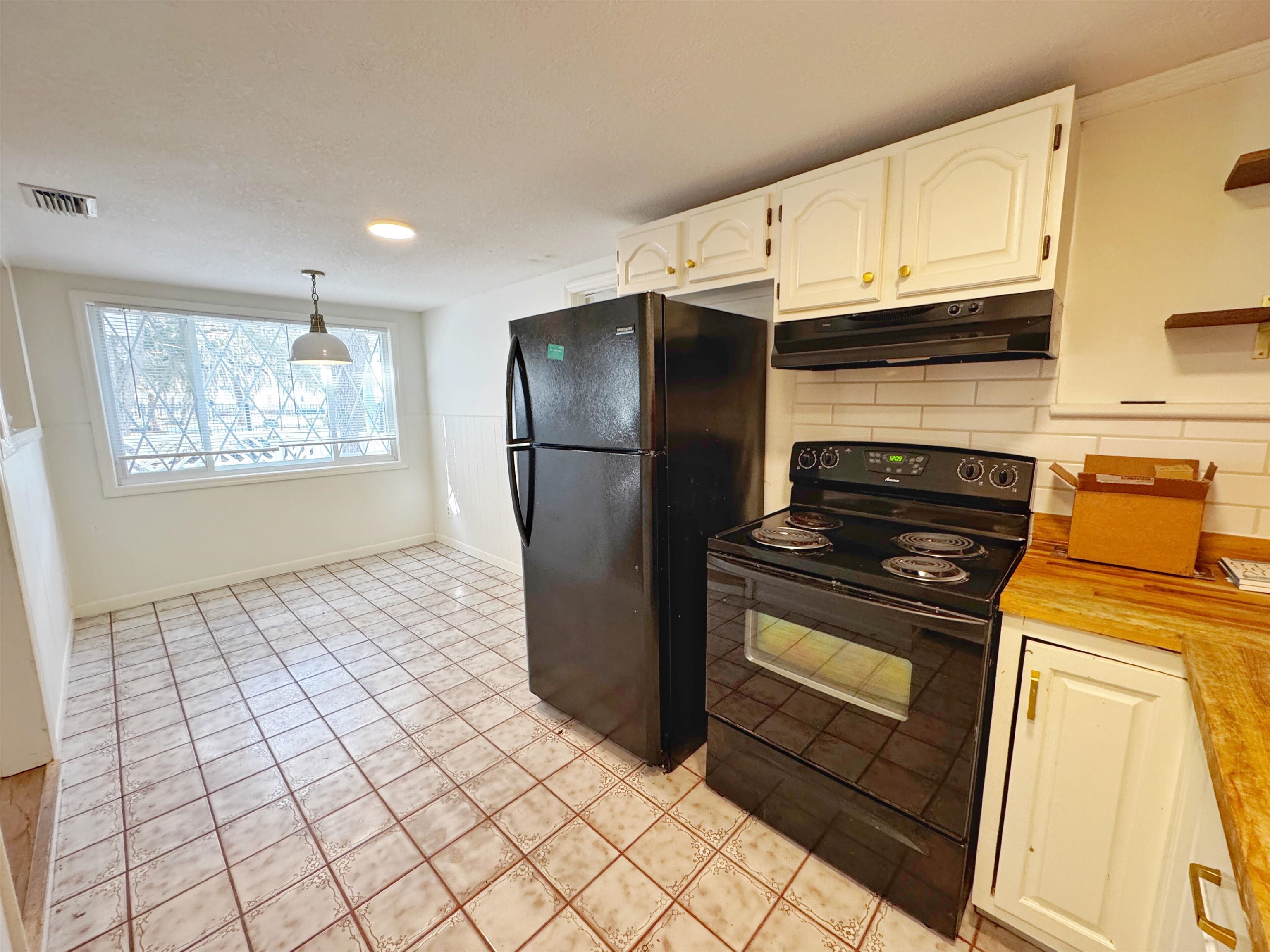 20 Macaris Street St. Augustine, FL 32084 - Photo 9 of 29 a kitchen with a stove a refrigerator and cabinets