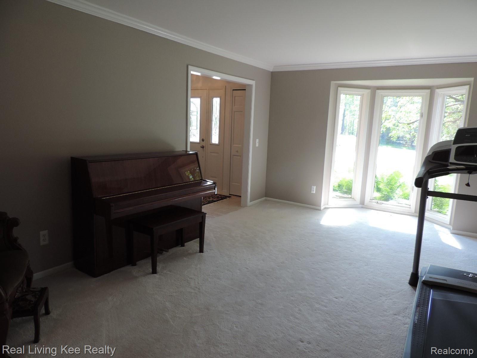 1885 Snowden Court Rochester, MI 48306 - Photo 17 of 47 Living Room with Bay window