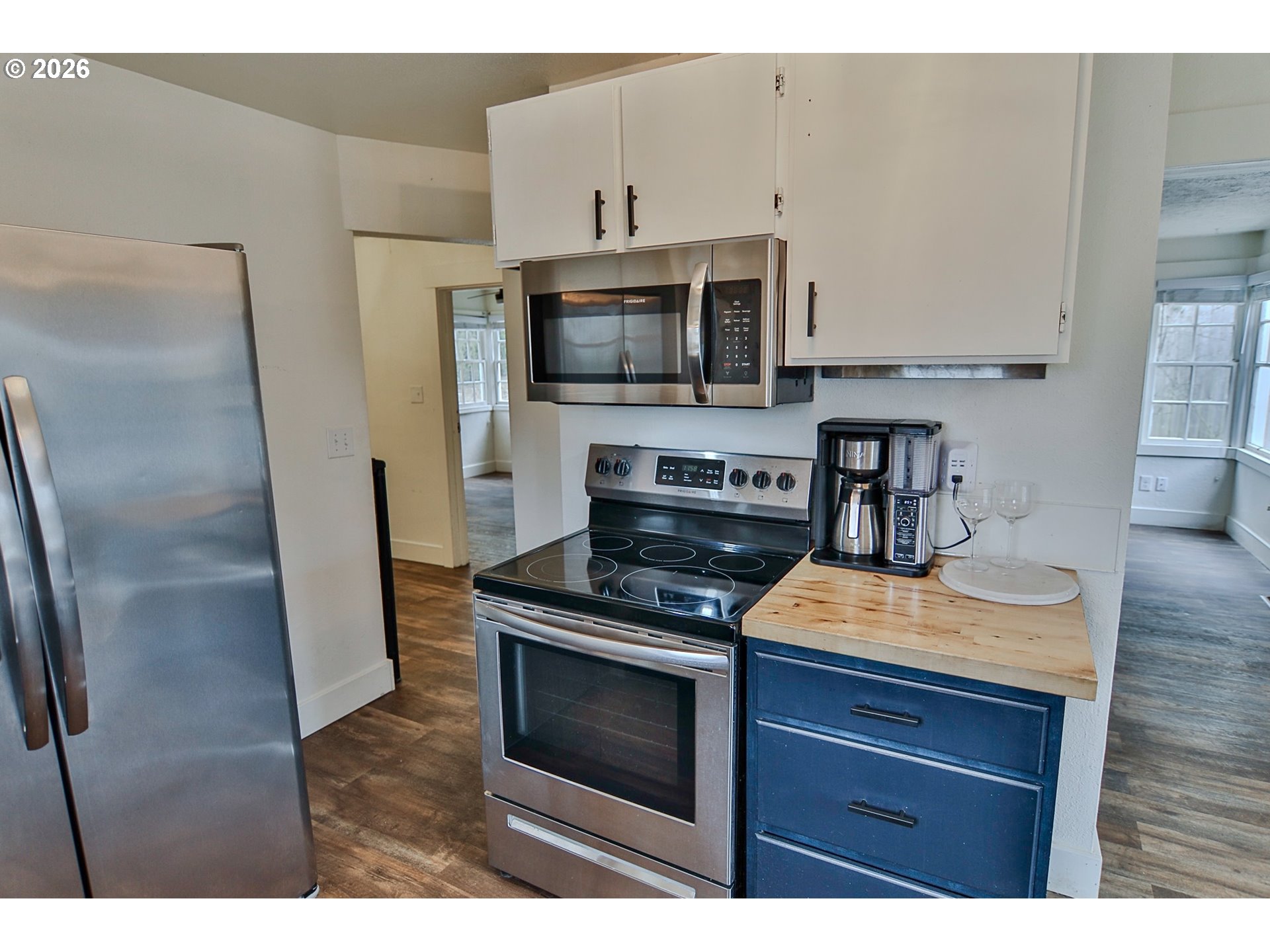 9740 Southwest 51st Avenue Portland, OR 97219 - Photo 7 of 48